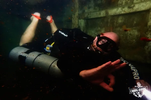 Sidemount diving setup with streamlined equipment configuration and redundancy systems